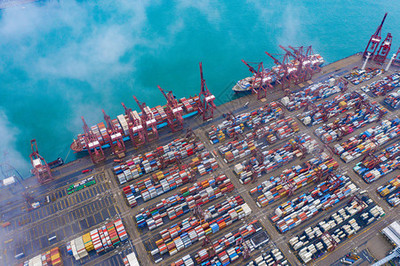 日落时分与物流动脉 铁路集装箱装卸的空中观察与进出口枢纽效率